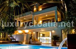 /c_images/thumb_3252398_1_Luxury-Villa-on-the-Sea-Front-Trogir-1.jpg