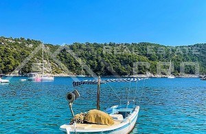 /b_images/thumb_3029115_g_pool_right_above_the_sea_in_a_picturesque_bay_for_sale.jpg