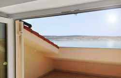 /c_images/thumb_2828157_2_Seafront-apartment-in-Pag-for-sale-Croatia-12.jpg