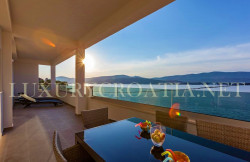 /c_images/thumb_2828331_1_Seafront-villa-with-pool-for-sale-Ciovo-Trogir-area-24.jpg