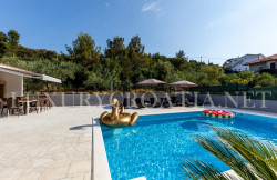 /c_images/thumb_2828331_3_Seafront-villa-with-pool-for-sale-Ciovo-Trogir-area-39.jpg