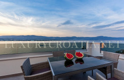 /c_images/thumb_2828331_4_Seafront-villa-with-pool-for-sale-Ciovo-Trogir-area-13.jpg