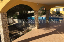 /c_images/thumb_2828394_2_Villa-with-pool-by-the-sea-for-sale-Vir-island-3.jpg