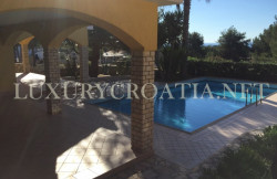 /c_images/thumb_2828394_3_Villa-with-pool-by-the-sea-for-sale-Vir-island-4.jpg