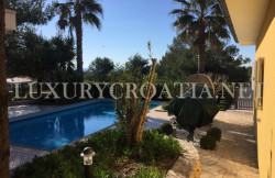 /c_images/thumb_2828394_4_Villa-with-pool-by-the-sea-for-sale-Vir-island-18.jpg