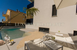 /c_images/thumb_2828397_4_Villa-with-a-pool-for-sale-Trogir-area-4.jpg