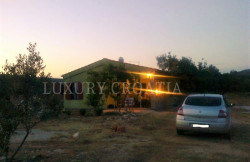 /c_images/thumb_2829665_1_House-with-large-land-for-sale-Tisno-area-3-2.jpg