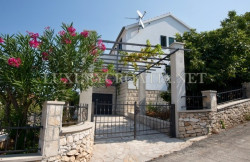 /c_images/thumb_2829676_3_Beautiful-house-for-sale-in-Sutivan-Brac-island-6.jpg