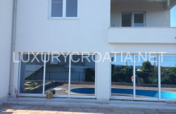 /c_images/thumb_2829794_3_House-for-sale-with-a-sea-view-and-pool-Ciovo-3.jpg
