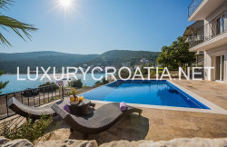 /c_images/thumb_2856410_1_Luxury-villa-with-pool-and-sea-view-in-Marina-Trogir55.jpg