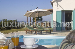 /c_images/thumb_2868786_3_VIlla-with-a-pool-by-the-sea-10.jpg