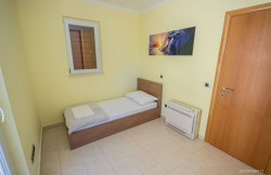 /c_images/thumb_3197996_3_1706694105_villa-aura-bedroom-1-with-single-bed.jpg