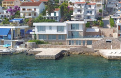 /c_images/thumb_3241232_2_g-g40sc8md2g-3240560-2-waterside-villa-with-3-apartments.jpg