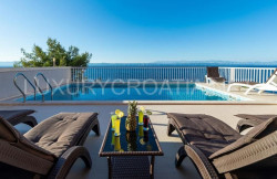/c_images/thumb_3254092_2_Waterfront-house-with-pool-for-sale-on-island-Korcula-5.jpg