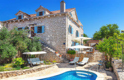 /c_images/thumb_3300580_1_1716800230_orvas_villas_villa_vicina_milna-3_8584.jpg