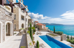 /c_images/thumb_3312161_3_1717250631_lustica_bay_exteriors_05.jpg