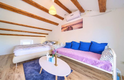 /c_images/thumb_3332979_1_1720507982_vrbnik_centar_kuca_s_dva_apartmana_prodaja_01.jpg