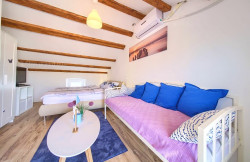 /c_images/thumb_3332979_2_1720507984_vrbnik_centar_kuca_s_dva_apartmana_prodaja_02.jpg