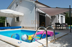 /c_images/thumb_3482422_2_1722943510_pool-sunning-area.jpg