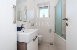 /c_images/thumb_3515464_4_1741460971_bathroom-1-of-the-apartment.jpg