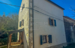 /c_images/thumb_3520560_2_1741952315_umag-area-stone-house-in-a-quiet-location.jpg