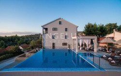 /c_images/thumb_3550252_3_1743155394_toma-side-and-pool.jpg