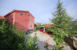 /c_images/thumb_3555444_4_ine-pirovac-kuca-sa-5-apartmana-i-pomocnom-prostorijom-3.jpg