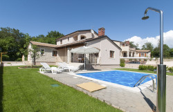 /c_images/thumb_3591744_1_-casa-indipendente-con-piscina-in-posizione-tranquilla-2.jpg