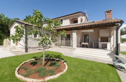 /c_images/thumb_3591744_2_-detached-house-with-swimming-pool-in-a-quiet-location-2.jpg