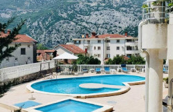 /c_images/thumb_3593800_1_akrytom-komplekse-s-bassejnom-i-parkingom-risan-kotor-01.jpg