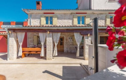 /c_images/thumb_3598817_3_rea-stone-house-with-swimming-pool-and-apartment-house-2.jpg