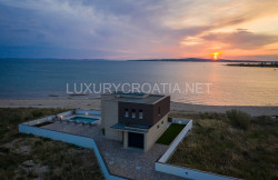 /c_images/thumb_3613426_1_-seafront-villa-with-pool-for-sale-Zadar-area-Croatia-24.jpg