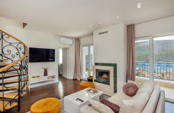 /c_images/thumb_3630900_3_sive-penthouse-apartment-with-panoramic-views-of-the-bay.jpg