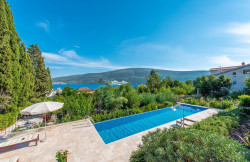 /c_images/thumb_3630906_4_4-Herceg-Novi-Baosici-luxury-Provence-style-villa.jpg