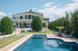 /c_images/thumb_3630924_2_signer-three-bedroom-villa-with-an-outdoor-swimming-pool.jpg