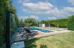 /c_images/thumb_3630924_4_signer-three-bedroom-villa-with-an-outdoor-swimming-pool.jpg