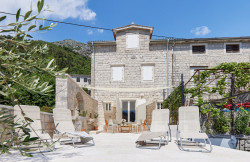 /c_images/thumb_3630926_2_vated-stone-house-with-spacious-terrace-and-sea-view-min.jpg