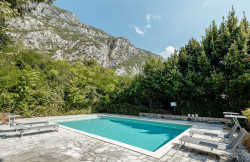 /c_images/thumb_3630935_1_ntic-stone-building-with-a-fenced-yard-and-swimming-pool.jpg