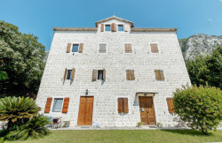 /c_images/thumb_3630935_2_ntic-stone-building-with-a-fenced-yard-and-swimming-pool.jpg