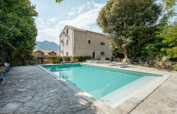 /c_images/thumb_3630935_3_ntic-stone-building-with-a-fenced-yard-and-swimming-pool.jpg