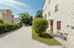 /c_images/thumb_3630935_4_ntic-stone-building-with-a-fenced-yard-and-swimming-pool.jpg