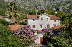 /c_images/thumb_3630943_2_ming-stone-house-with-a-landscaped-garden-and-a-sea-view.jpg
