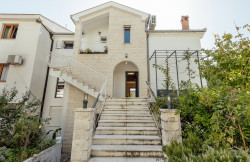 /c_images/thumb_3630949_2_a-modernly-furnished-two-bedroom-apartment-with-sea-view.jpg