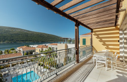 /c_images/thumb_3630953_3_x-penthouse-with-a-rooftop-terrace-and-swimming-pool-min.jpg