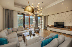 /c_images/thumb_3630953_4_x-penthouse-with-a-rooftop-terrace-and-swimming-pool-min.jpg