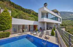 /c_images/thumb_3630959_1_hree-bedroom-villa-with-a-swimming-pool-and-sea-view-min.jpg