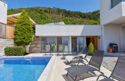 /c_images/thumb_3630959_2_hree-bedroom-villa-with-a-swimming-pool-and-sea-view-min.jpg