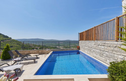 /c_images/thumb_3630959_4_hree-bedroom-villa-with-a-swimming-pool-and-sea-view-min.jpg