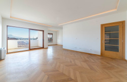 /c_images/thumb_3630971_4_-luxury-three-bedroom-apartment-with-three-garage-spaces.jpg