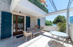 /c_images/thumb_3630995_4_3-3bdr-apartment-in-a-waterfront-stone-villa.jpg